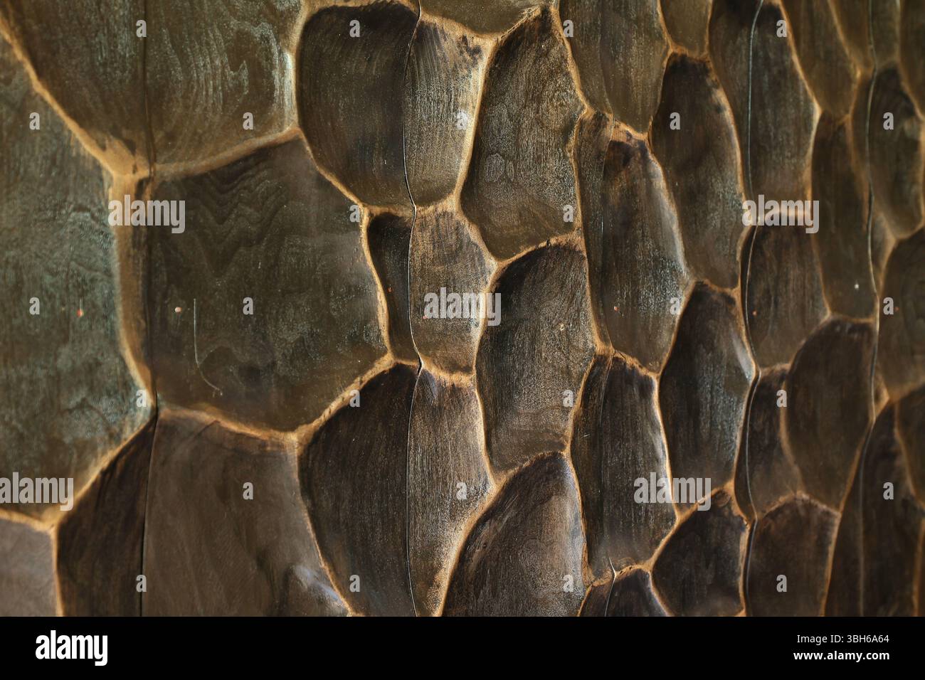 Eine abstrakte, strukturierte Wand mit einzigartigen geometrischen Mustern und Designs Stockfoto