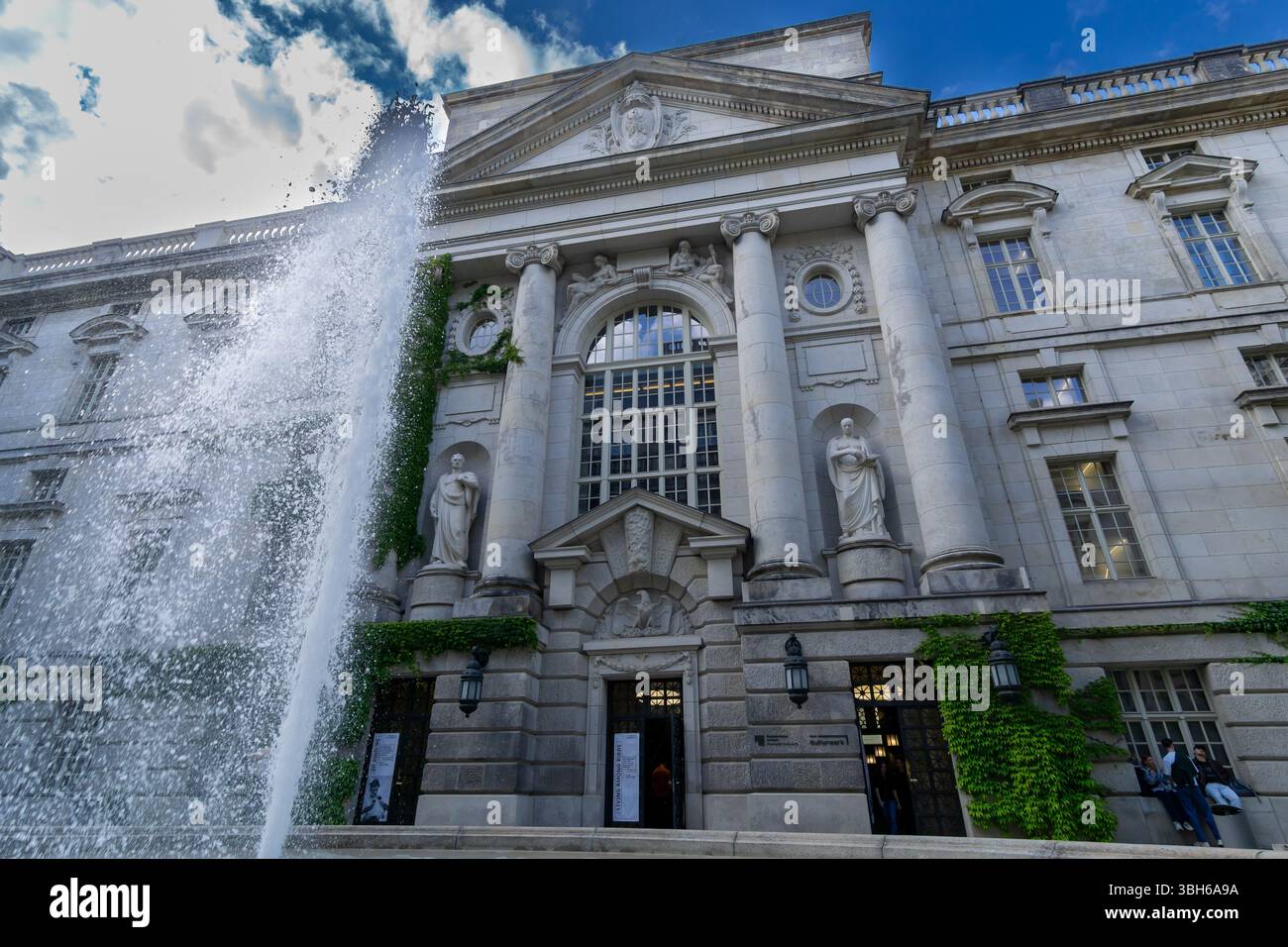 Brunnen im Innenhof der Staatsbibliothek zu Berlin mit neoklassizistischen Statuen und Fassadenarchitektur, Deutschland. Editorial. Stockfoto