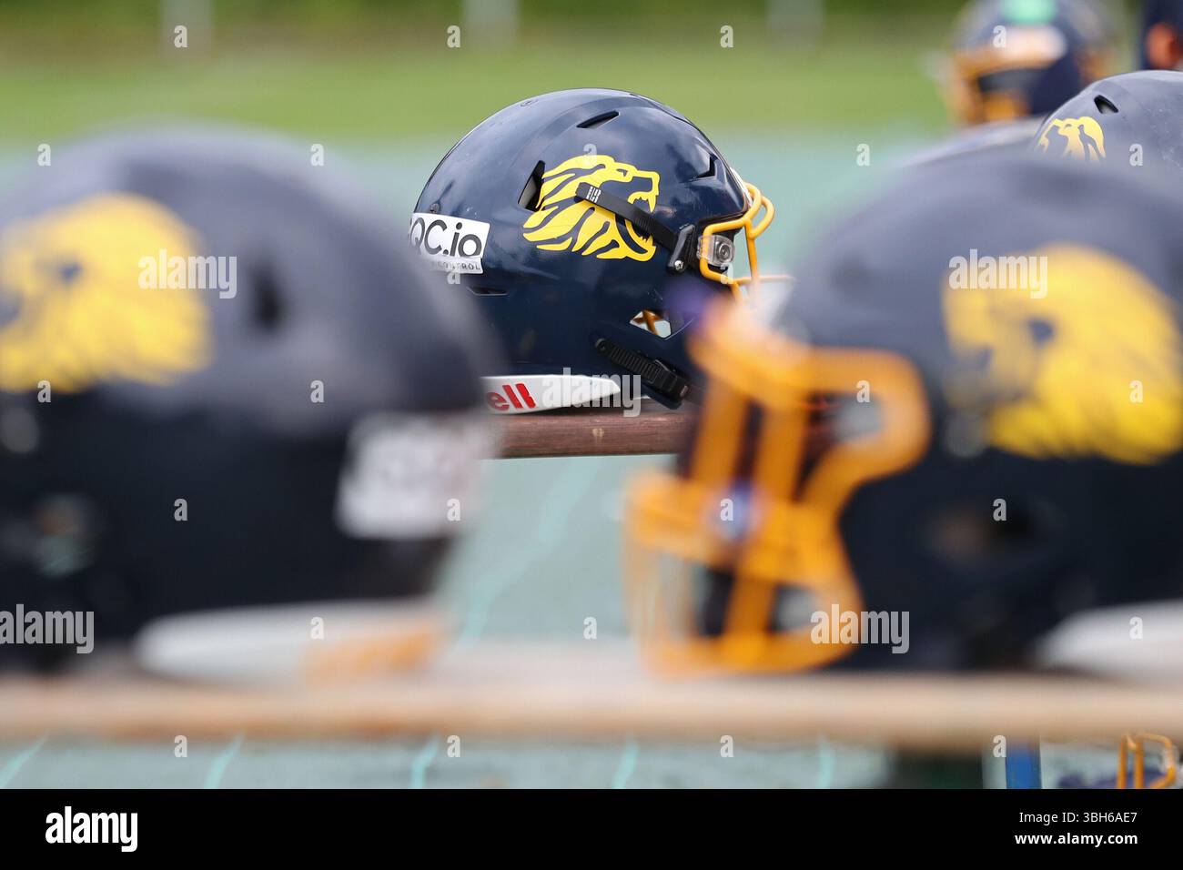 Markkleeberg, Deutschland. Juni 2025. Helm der Leipzig Lions mit dem L?wen-Kopf-Logo. Symbolbild, Feature. Deutsche Fußballliga 2/Gruppe Nord, Saison 2025: Leipzig Lions vs. Langenfeld Longhorns am 07.06.25 im Sportpark Camillo Ugi, Markkleeberg. Quelle: dpa/Alamy Live News Stockfoto