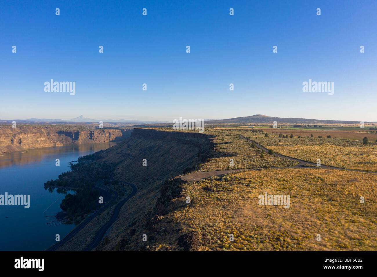 Cove Palisades State Park, Oregon - 31. August 2019: Aus der Vogelperspektive zeigt der Crooked River Arm des Lake Billy Chinook und die umliegenden Klippen. Stockfoto
