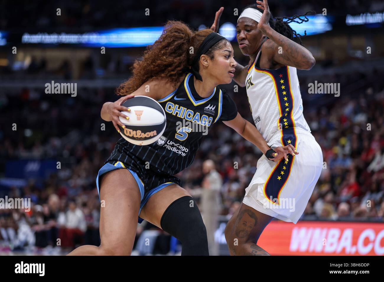 Chicago, USA. Juni 2025. Chicago, USA, 7. Juni 2025: Angel Reese (5 Chicago Sky) in Aktion während des Spiels zwischen Chicago Sky und Indiana Fever am Samstag, 7. Juni 2025 im United Center, Chicago, USA. (KEINE KOMMERZIELLE NUTZUNG) (Shaina Benhiyoun/SPP) Guthaben: SPP Sport Pressefoto. /Alamy Live News Stockfoto