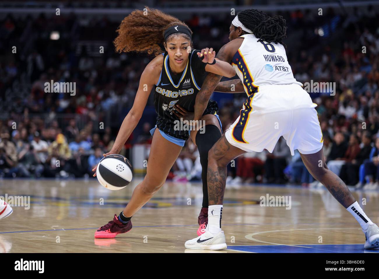 Chicago, USA. Juni 2025. Chicago, USA, 7. Juni 2025: Angel Reese (5 Chicago Sky) fährt während des Spiels zwischen Chicago Sky und Indiana Fever am Samstag, 7. Juni 2025 im United Center, Chicago, USA, zum Korb. (KEINE KOMMERZIELLE NUTZUNG) (Shaina Benhiyoun/SPP) Guthaben: SPP Sport Pressefoto. /Alamy Live News Stockfoto