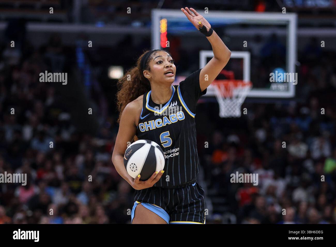 Chicago, USA. Juni 2025. Chicago, USA, 7. Juni 2025: Angel Reese (5 Chicago Sky) spielt das Spiel zwischen Chicago Sky und Indiana Fever am Samstag, 7. Juni 2025 im United Center, Chicago, USA. (KEINE KOMMERZIELLE NUTZUNG) (Shaina Benhiyoun/SPP) Guthaben: SPP Sport Pressefoto. /Alamy Live News Stockfoto