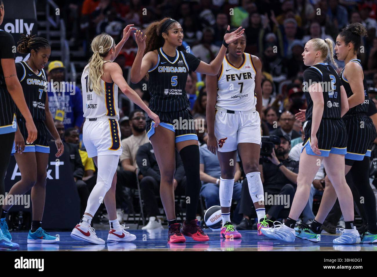 Chicago, USA. Juni 2025. Chicago, USA, 7. Juni 2025: Angel Reese (5 Chicago Sky) reagiert auf ein Spiel zwischen Chicago Sky und Indiana Fever am Samstag, 7. Juni 2025 im United Center, Chicago, USA. (KEINE KOMMERZIELLE NUTZUNG) (Shaina Benhiyoun/SPP) Guthaben: SPP Sport Pressefoto. /Alamy Live News Stockfoto