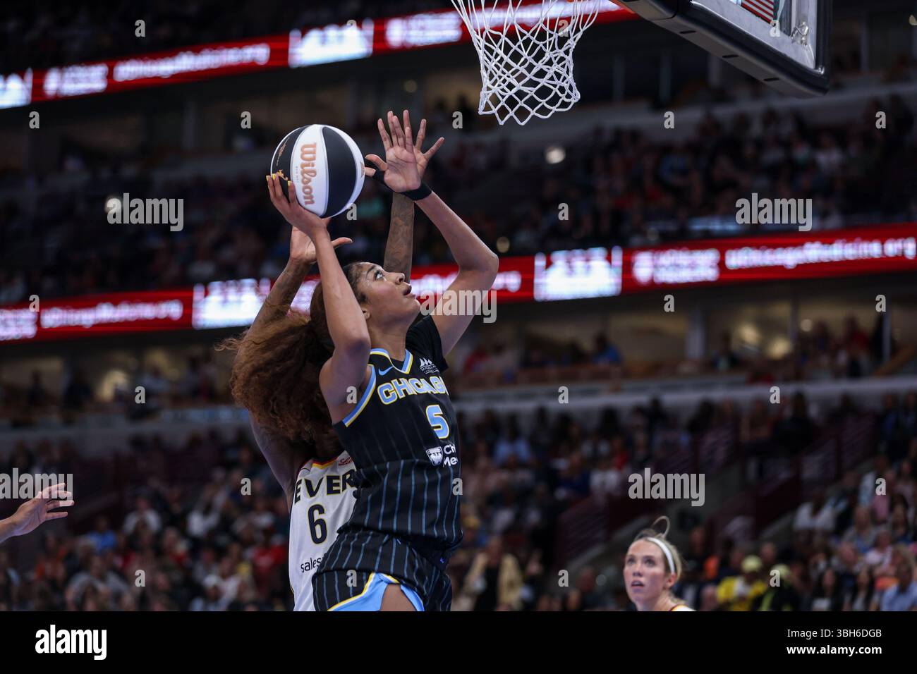 Chicago, USA. Juni 2025. Chicago, USA, 7. Juni 2025: Angel Reese (5 Chicago Sky) versucht am Samstag, 7. Juni 2025, im United Center, Chicago, USA, einen Layup während des Spiels zwischen den Chicago Sky und Indiana Fever. (KEINE KOMMERZIELLE NUTZUNG) (Shaina Benhiyoun/SPP) Guthaben: SPP Sport Pressefoto. /Alamy Live News Stockfoto