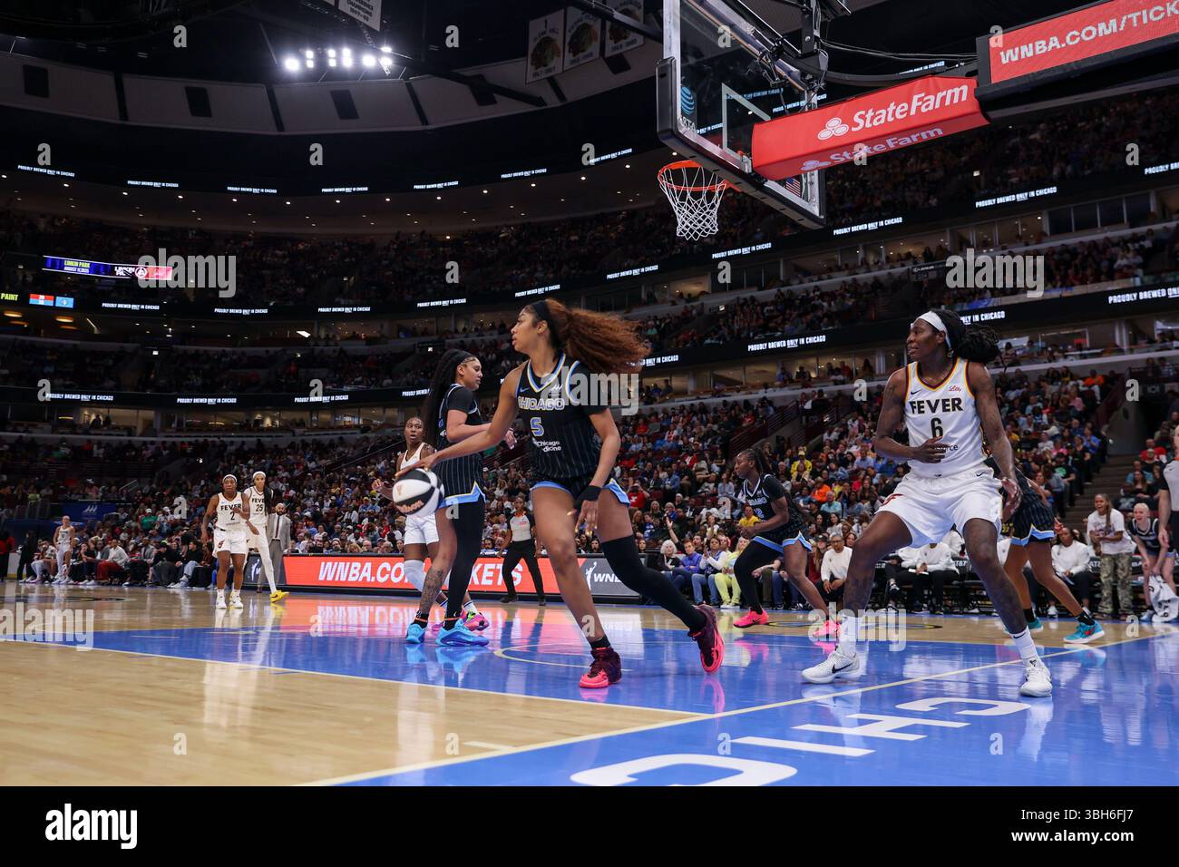 Chicago, USA. Juni 2025. Chicago, USA, 7. Juni 2025: Angel Reese (5 Chicago Sky) holt sich den Rückstoß während des Spiels zwischen Chicago Sky und Indiana Fever am Samstag, 7. Juni 2025 im United Center, Chicago, USA. (KEINE KOMMERZIELLE NUTZUNG) (Shaina Benhiyoun/SPP) Guthaben: SPP Sport Pressefoto. /Alamy Live News Stockfoto