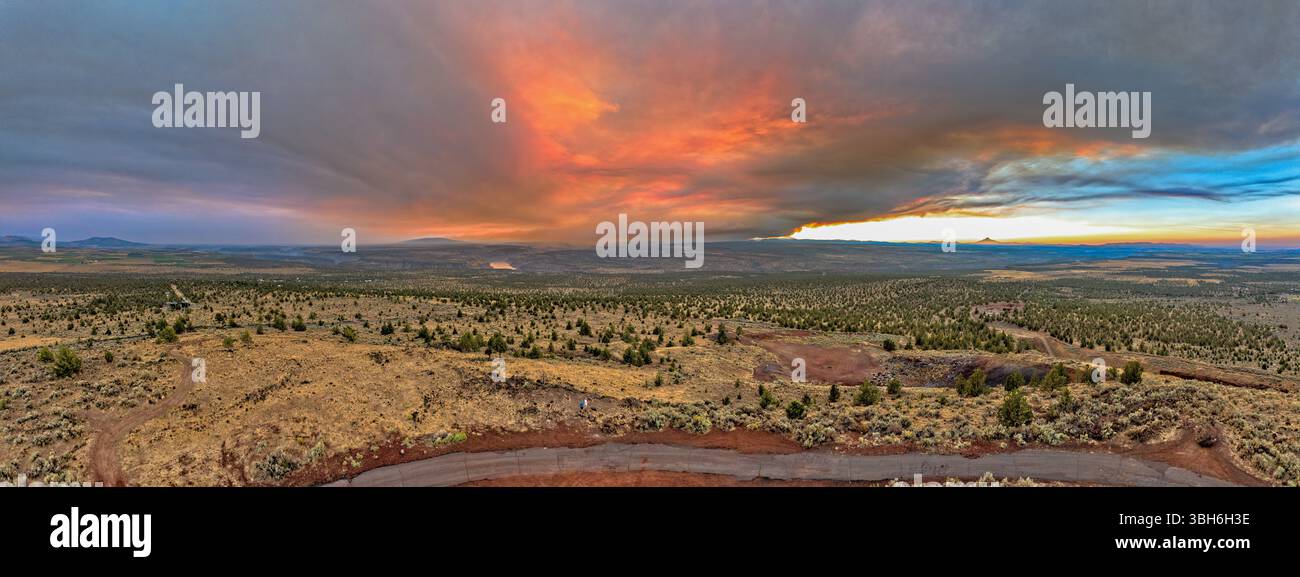 Cove Palisades State Park - 5. September 2020: Waldbrand erfüllt den Himmel und erzeugt einen dramatischen Sonnenuntergang über der trockenen Landschaft. Stockfoto