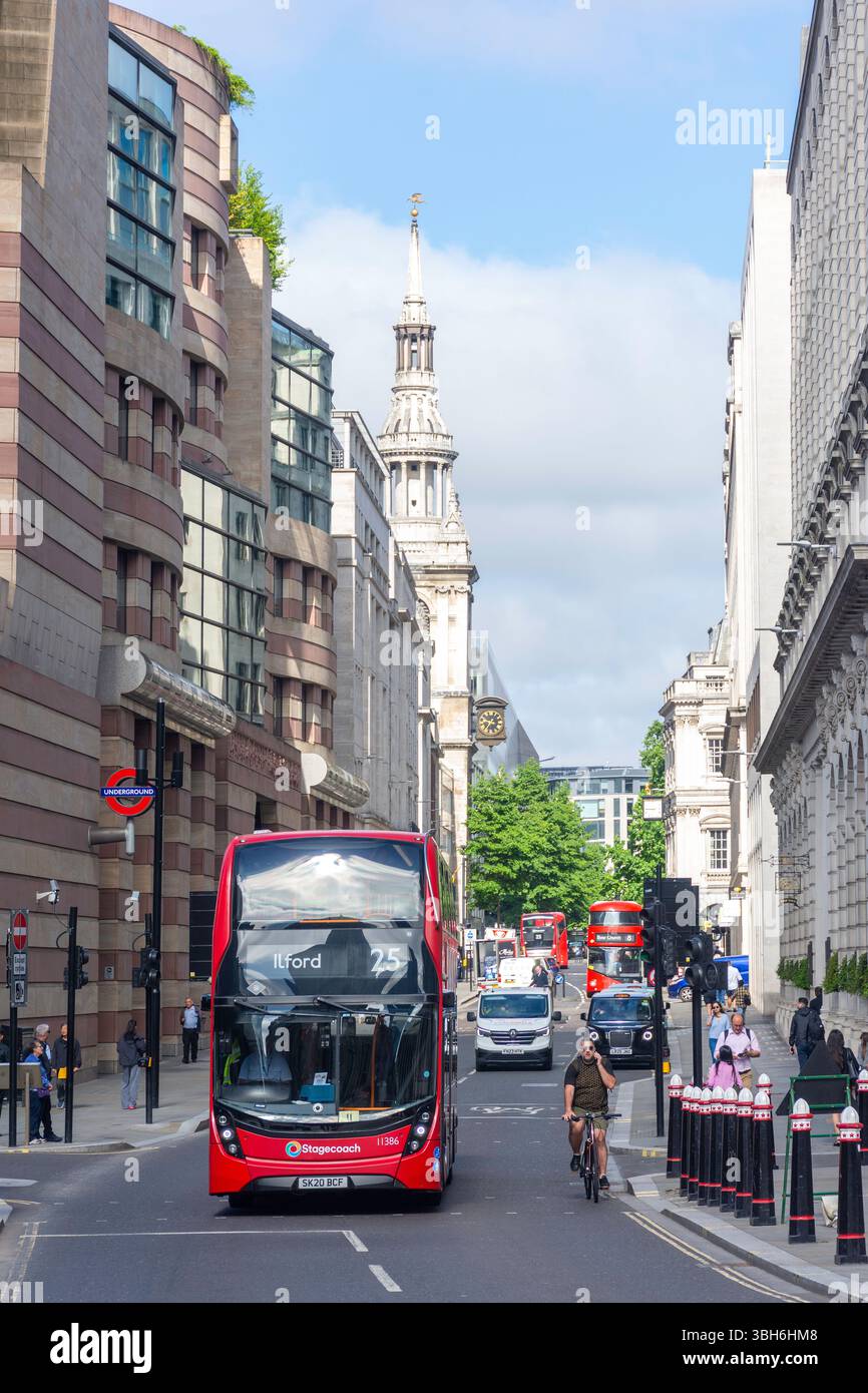Busse auf Cheapside und Geflügel, City of London, Greater London, England, Vereinigtes Königreich Stockfoto