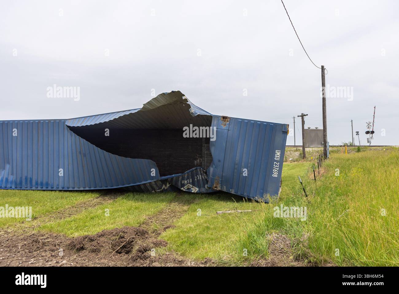 Zerstörte Triebwagen und Container zogen von den freigelegten Gleisen, nachdem ein weiterer Zug durch starken Wind und einen möglichen Tornado in der Nähe von Fort Madis entgleist worden war Stockfoto
