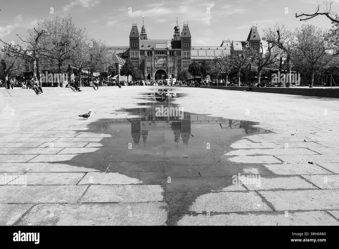 Amsterdam Niederlande - 19. Mai 2023 - das Rijksmuseum am Museumplein in Amsterdam in den Niederlanden spiegelte sich in einer großen Pfütze in einem leeren Teich Stockfoto