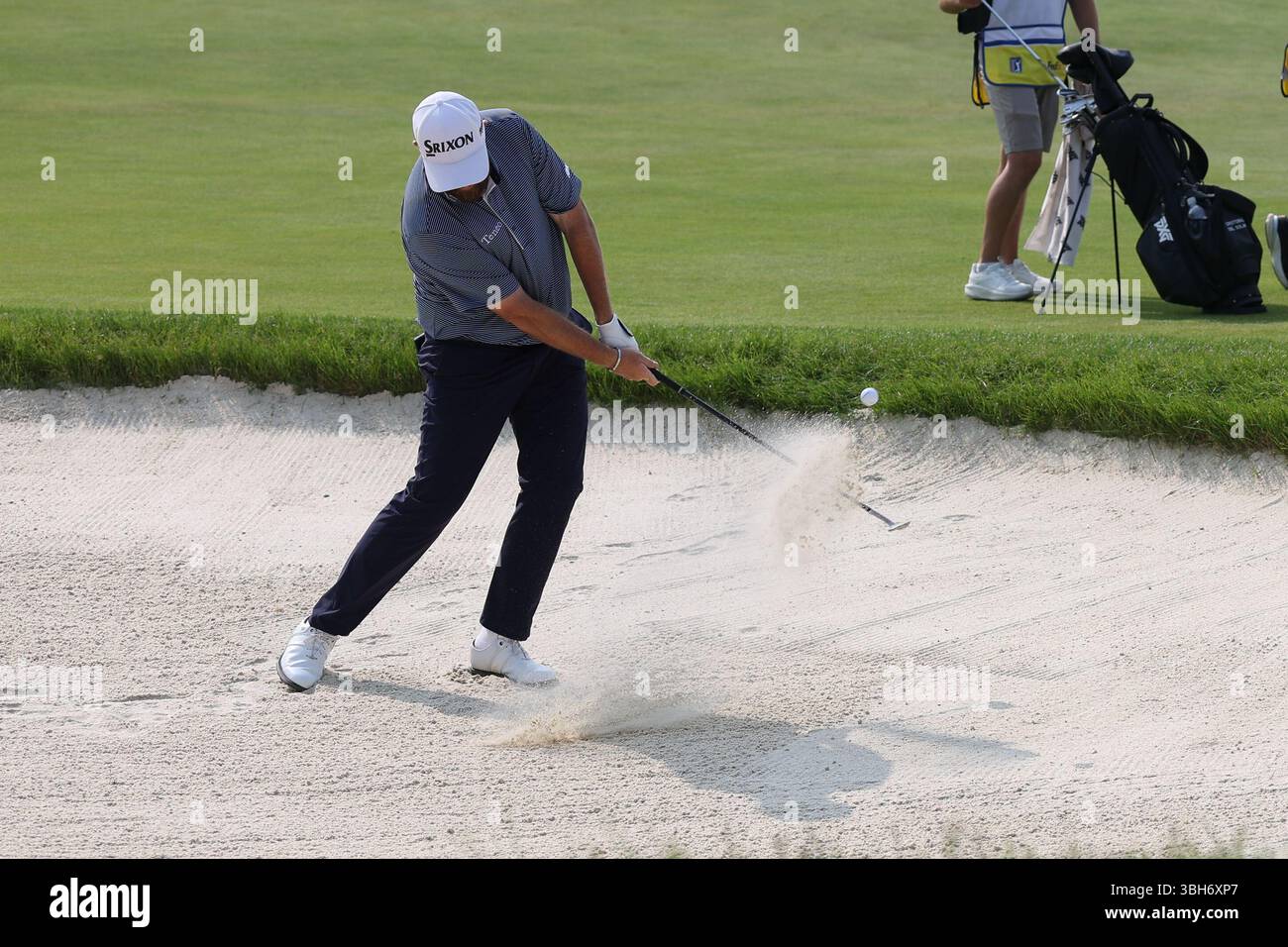 Caledon, Ontario, Kanada. Juni 2025. Shane Lowry keilt aus dem Bunker am 18. Loch während der dritten Runde der RBC Canadian Open im TPC Toronto im Osprey Valley in Caledon, Ontario, Kanada. Daniel Lea/CSM/Alamy Live News Stockfoto
