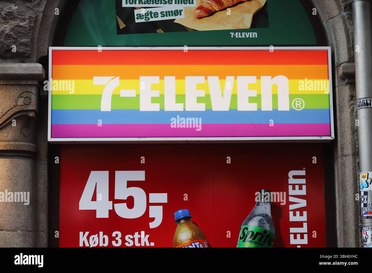 Kopenhagen, Dänemark - 6. Juni 2025: Ein Schild mit einer Stolz-Flagge auf dem Radhuspladsen-Platz. Stockfoto