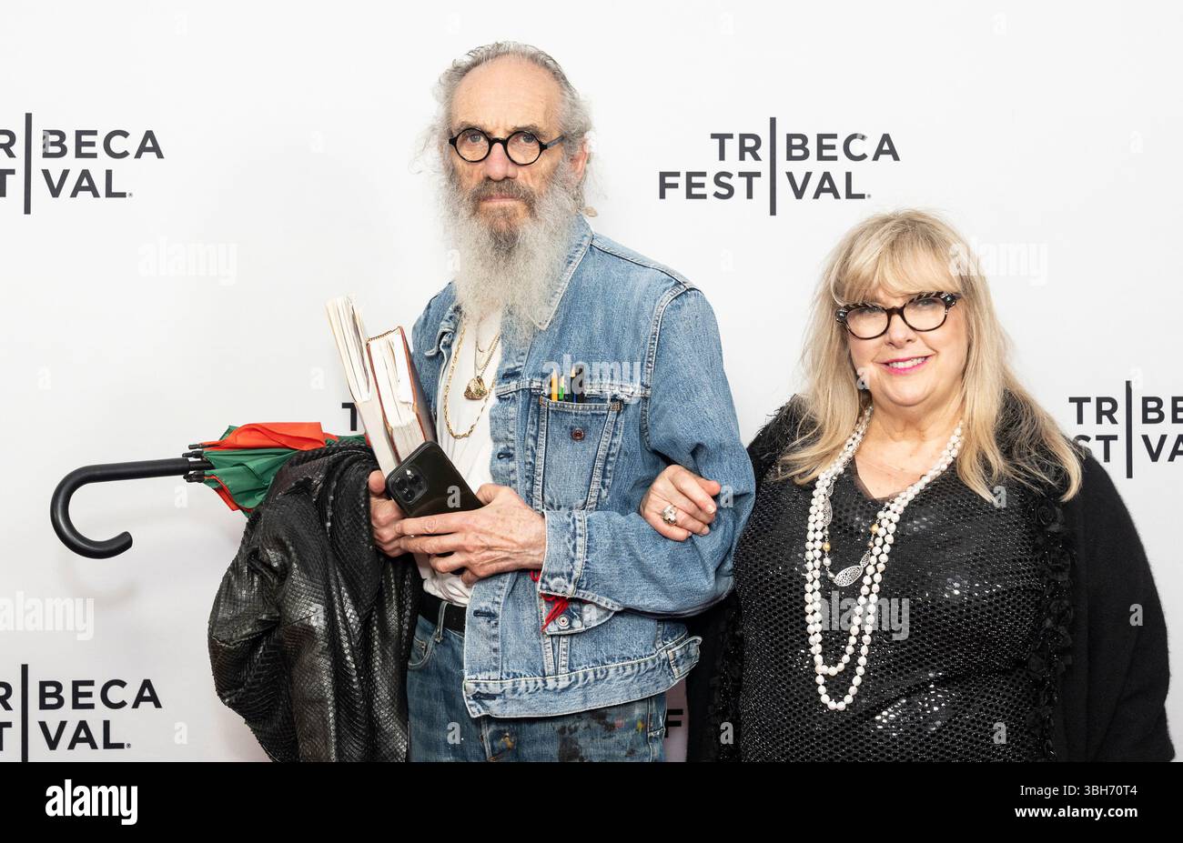 New York, USA. Juni 2025. Tony Kaye und Colleen Camp besuchen die Premiere des Films „der Trainer“ während des Tribeca Film Festivals am 7. Juni 2025 im SVA Theatre in New York. (Foto: lev Radin/SIPA USA) Foto: lev Radin/Alamy Live News Stockfoto