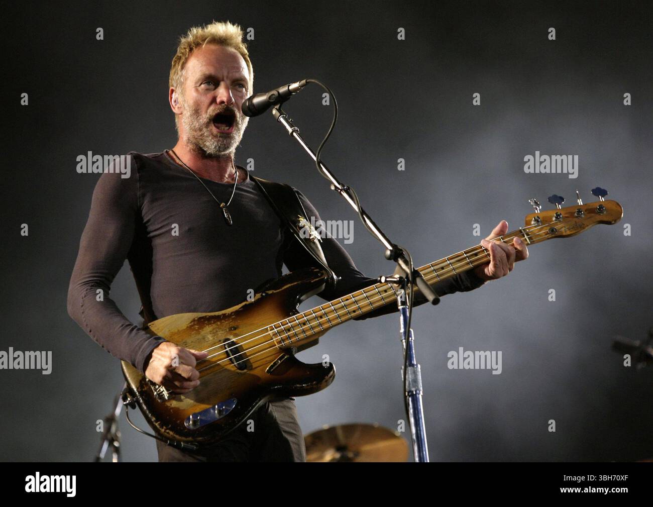 Aktenbild vom 15. Mai 06/08 von Sting beim Isle of Wight Festival. John Giddings, Gründer und Managing Director von Solo Agency und Isle of Wight Festival Promoter, sagt, dass Headline-Acts in der Lage sein müssen, eine Menge zu „liefern“, und nicht nur ihre Aufmerksamkeit auf einem Telefonbildschirm zu behalten. Der 72-Jährige, der Künstler von Blondie bis Phil Collins vertritt, sagte der Nachrichtenagentur PA: „Es ist Bauchgefühl wirklich. Ich habe in meinen Jahren im Musikgeschäft gelernt, dass manche Leute vielleicht viele Platten verkauft haben, aber sie sind nutzlos, wenn es um Auftritte geht.“ Das Isle of Wight Festival Stockfoto