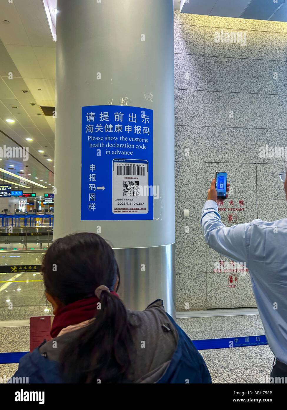 Vantaa, Finnland, Nahaufnahme, Blick ins Innere, Reisende, internationaler Flughafen Verifizierung von Reisedokumenten für Reisen nach China, Gesundheitsschutz, Stockfoto