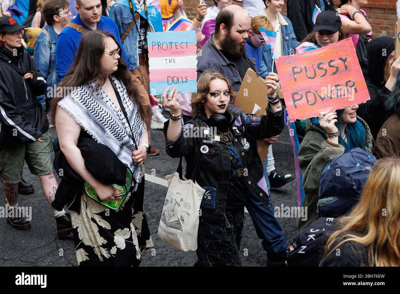 York, Großbritannien. 7. Juni 2025. Ein Mitglied der Parade im York Pride 2025 hält ein Plakat mit dem Titel „Protect the Dolls“ für die Rechte von Transgender. „Puppen“ ist ein gebräuchlicher Begriff für Transgender-Menschen. Quelle: Katy Blackwood/Alamy Live News Stockfoto
