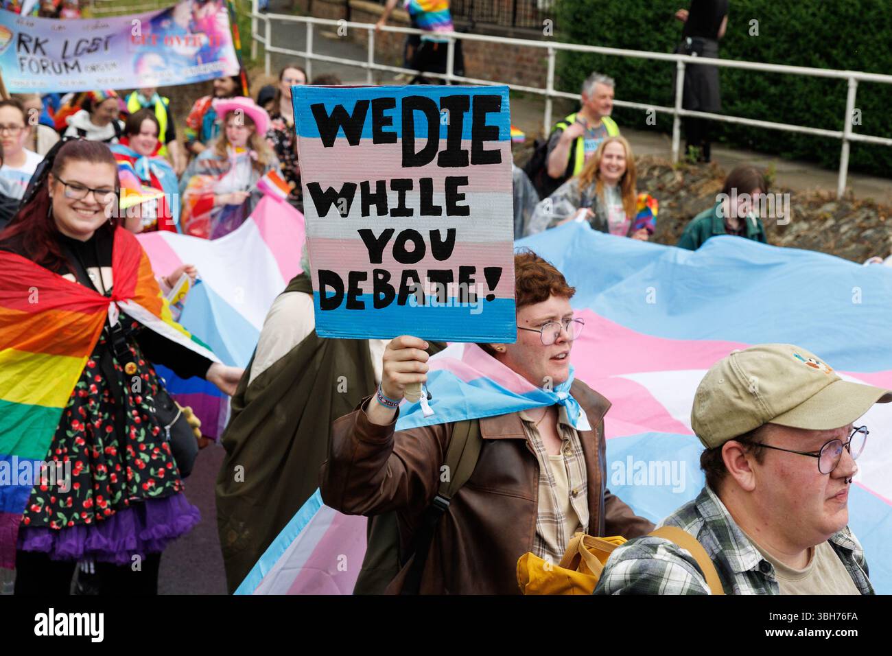 York, Großbritannien. 7. Juni 2025. Ein Mitglied der Parade im York Pride 2025 hält einen „We die while you debattieren!“ Melden Sie sich an, um die Rechte von Transgender zu unterstützen. Quelle: Katy Blackwood/Alamy Live News Stockfoto