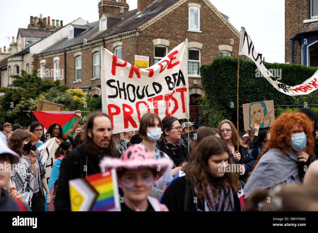 York, Großbritannien. 7. Juni 2025. Ein „Stolz sollte ein Protest sein“-Banner bei der Parade im York Pride 2025. York Queer Mutiny marschierte in der Parade und sang zur Unterstützung von Transgender- und Nichtbinären und gegen die Regierung von Keir Starmer. Quelle: Katy Blackwood/Alamy Live News Stockfoto