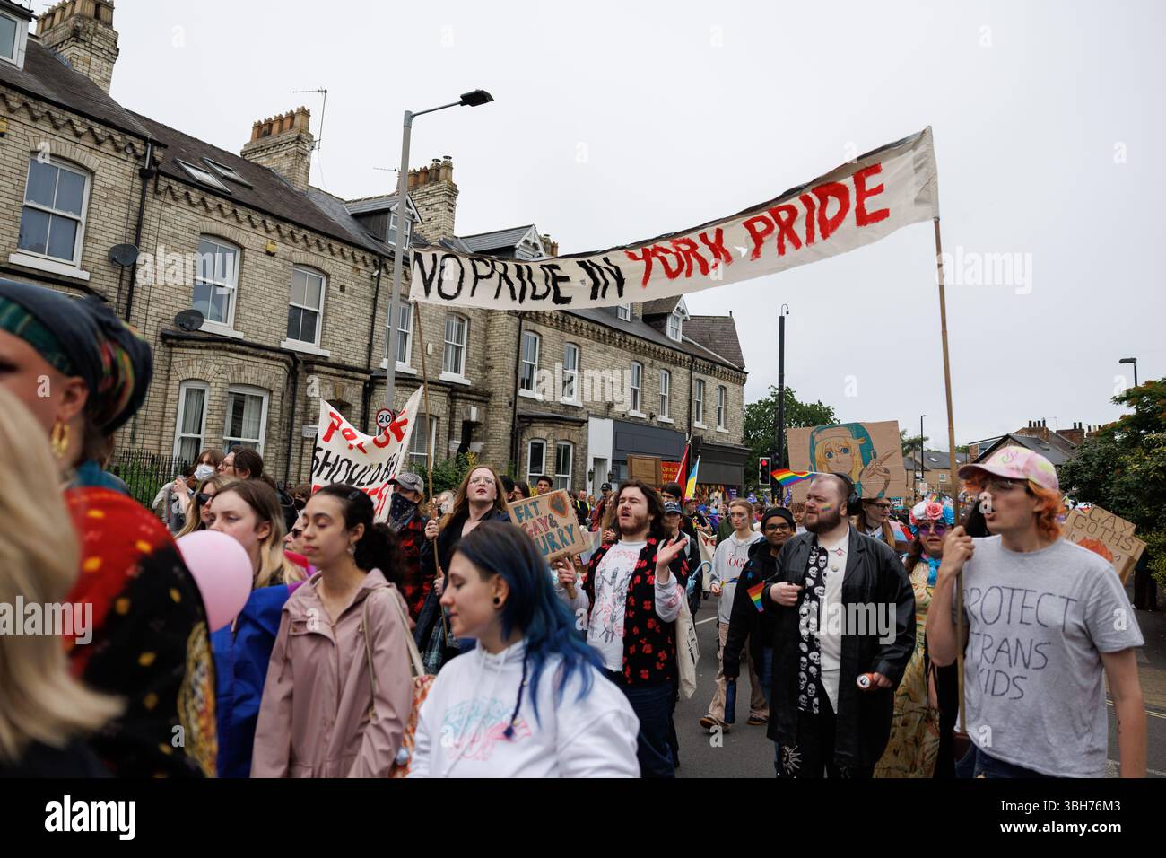 York, Großbritannien. 7. Juni 2025. Eine Gruppe protestierte bei York Pride 2025 mit einem „No Pride in York Pride“-Banner. Der Protest, der von York Queer Mutiny organisiert wurde, rief Slogans, die gegen die Anwesenheit der Labour Party bei der Veranstaltung protestierten, und jüngste Entscheidungen der Regierung Keir Starmer in Bezug auf Transgender-Menschen. Quelle: Katy Blackwood/Alamy Live News Stockfoto