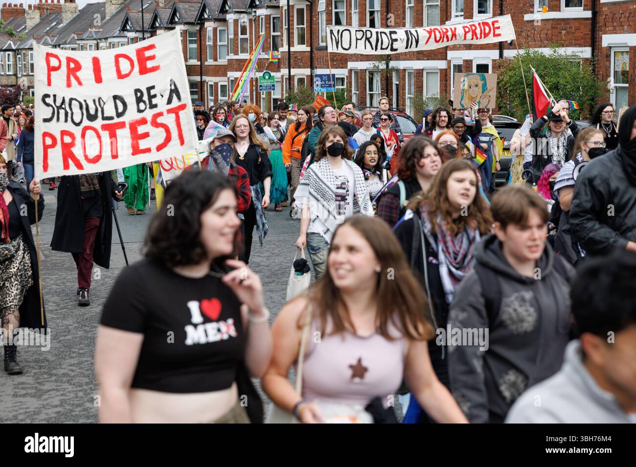 York, Großbritannien. 7. Juni 2025. Eine Parade im York Pride 2025 führt durch das Stadtzentrum von York. Die Aktivismusgruppe York Queer Mutiny schloss sich der Parade mit einem „No Pride in York Pride“-Banner an, um gegen Aspekte der Veranstaltung zu protestieren und Botschaften zur Unterstützung von Transgender-Menschen und gegen jüngste Entscheidungen der Labour-Regierung von Keir Starmer in Bezug auf sie zu singen. Quelle: Katy Blackwood/Alamy Live News Stockfoto