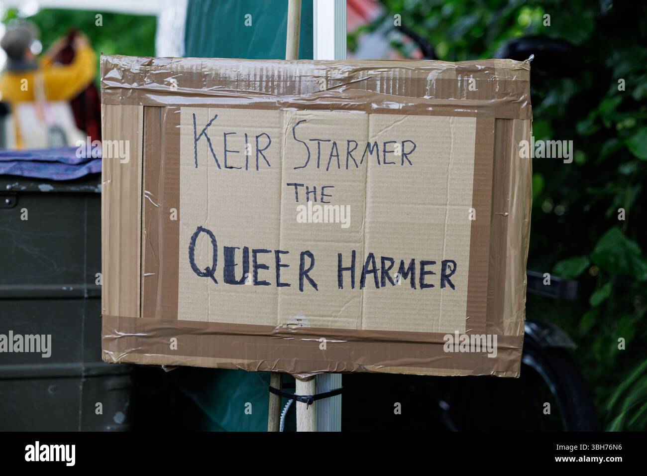 York, Großbritannien. 7. Juni 2025. Ein Schild „Keir Starmer the Queer Harmer“ ist an der Stelle von York Queer Mutiny neben York Pride 2025 zu sehen. Das Schild verweist auf die jüngsten Entscheidungen der Labour Party in Bezug auf Transgender-Menschen. Quelle: Katy Blackwood/Alamy Live News Stockfoto