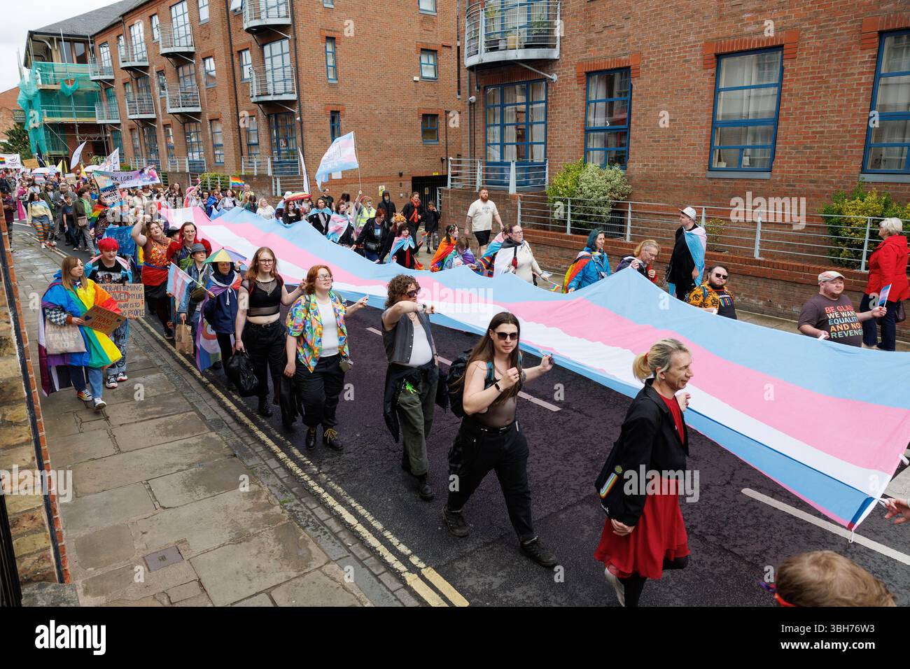 York, Großbritannien. 7. Juni 2025. Transgender- und Nichtbinäre marschieren während der Parade im York Pride 2025 mit einer großen Transgender-Flagge zur Unterstützung der Transgender-Rechte. Quelle: Katy Blackwood/Alamy Live News Stockfoto