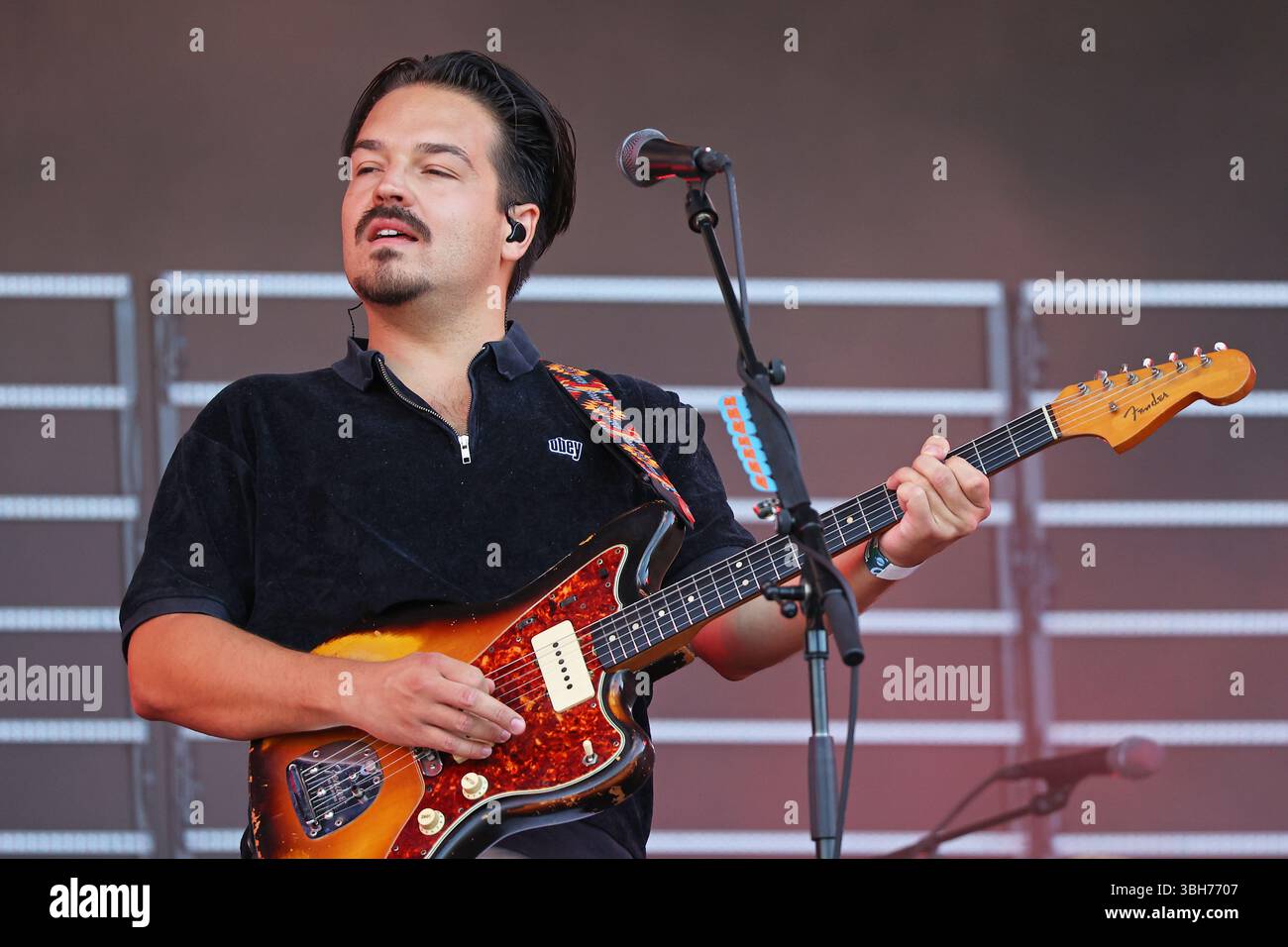 Clemens Rehbein von der deutschen Rockband Milky Chance tritt beim Sziget Festival in Budapest auf Stockfoto