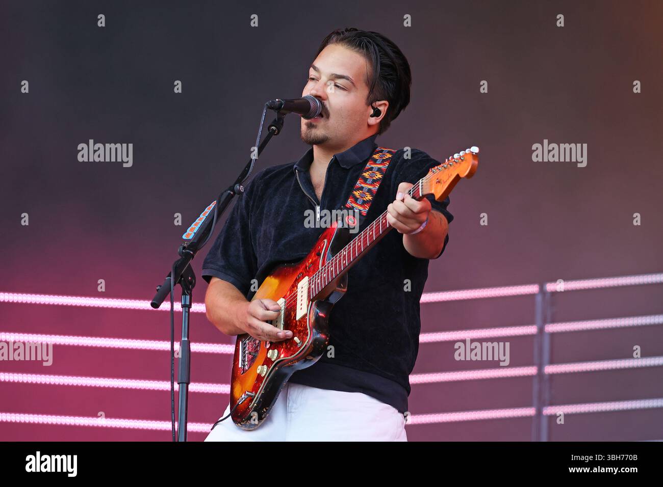 Clemens Rehbein von der deutschen Rockband Milky Chance tritt beim Sziget Festival in Budapest auf Stockfoto