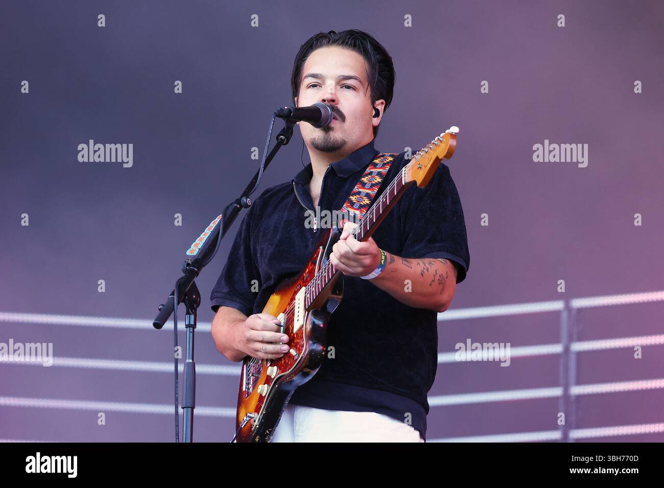 Clemens Rehbein von der deutschen Rockband Milky Chance tritt beim Sziget Festival in Budapest auf Stockfoto