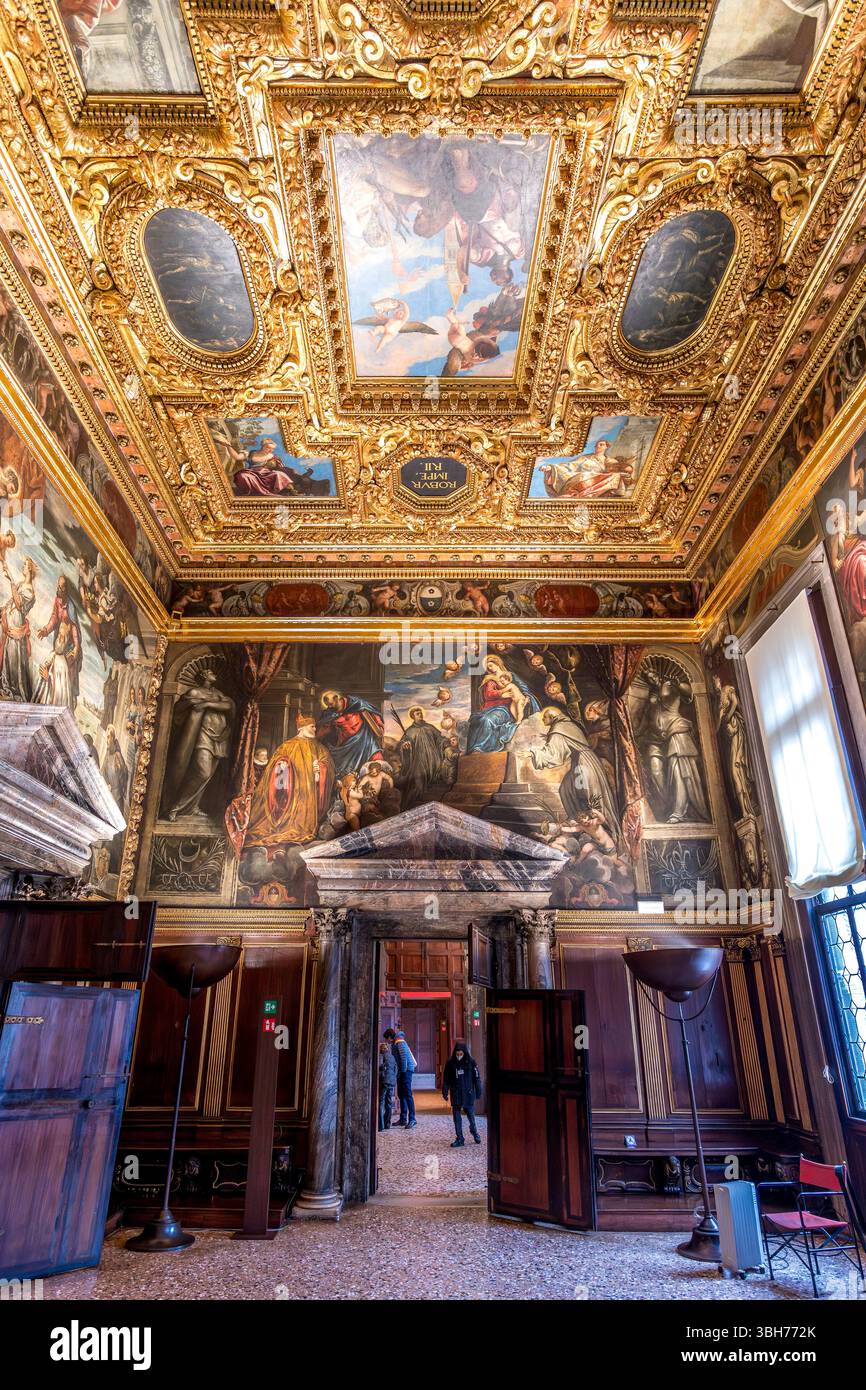 Venedig, Italien - 6. Februar 2025: Kammer des Großen Rates (Sala del Maggior Consiglio) im Dogenpalast (Palazzo Ducale) in Venedig Stockfoto