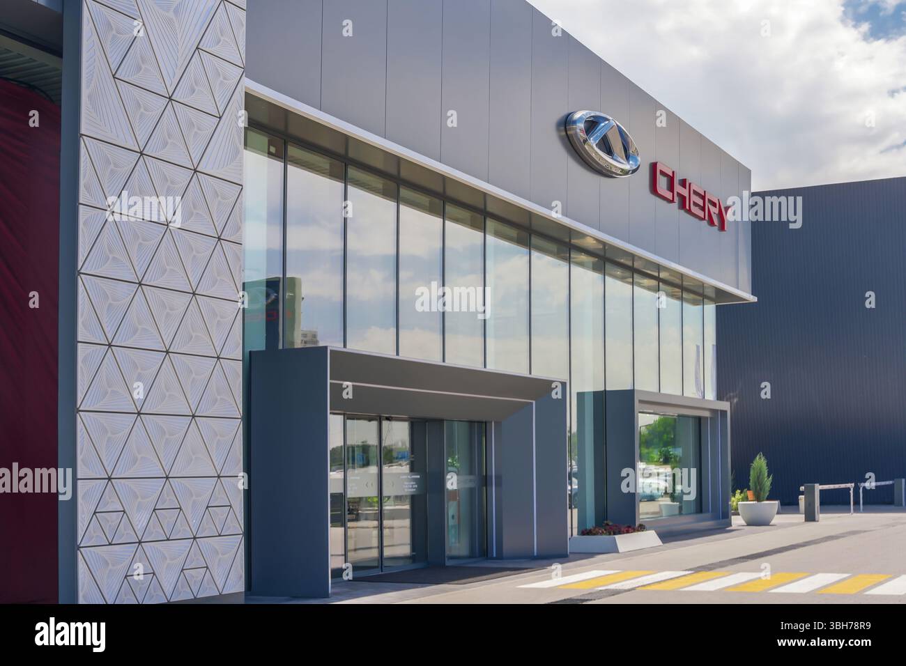 Almaty, Kasachstan - 29. Mai 2025: Eintritt zum Showroom Chery. Chinesisches Automobilherstellerunternehmen Stockfoto