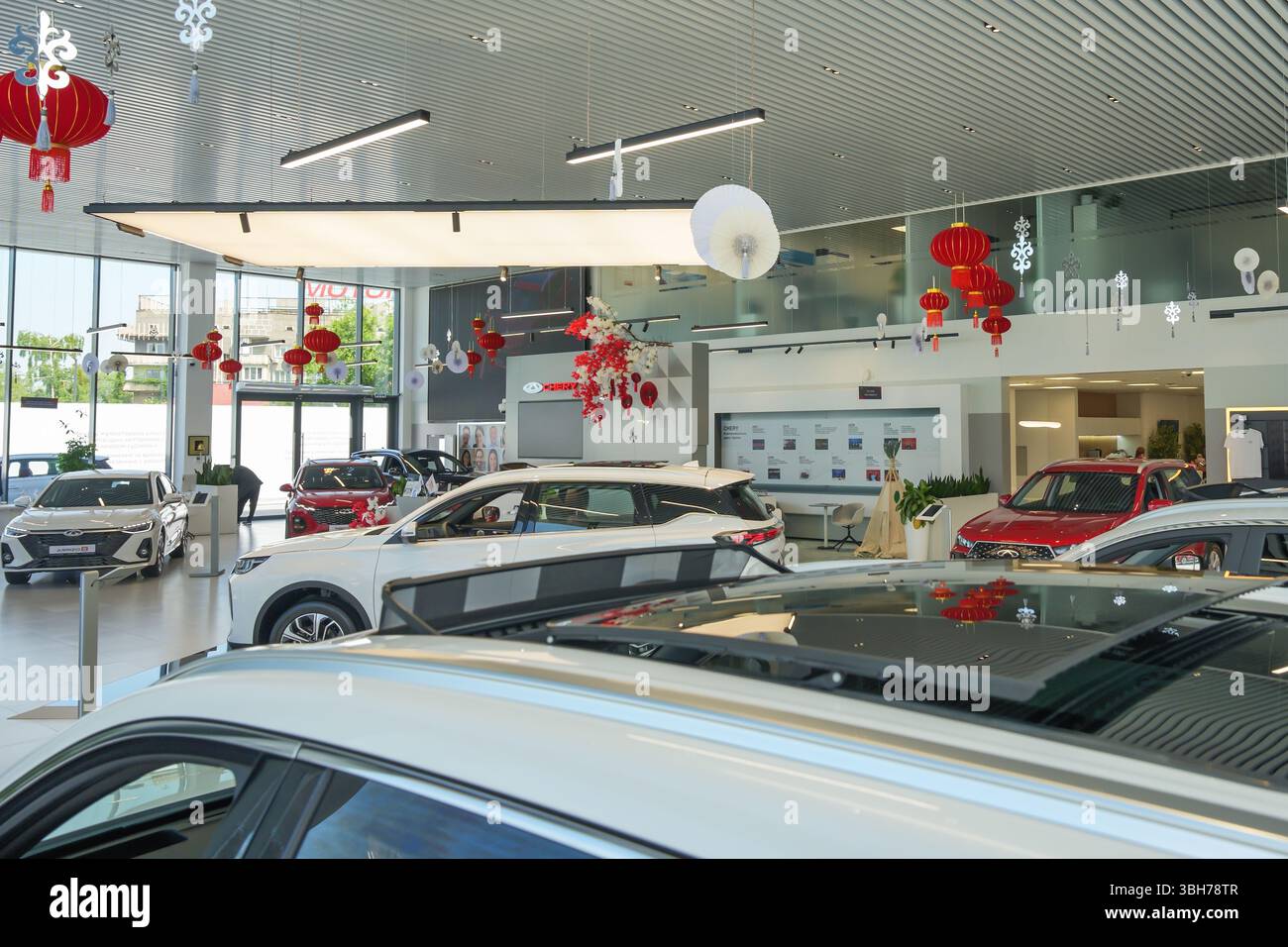 Almaty, Kasachstan - 29. Mai 2025: Chery Cars im Ausstellungsraum. Chinesisches Automobilherstellerunternehmen Stockfoto