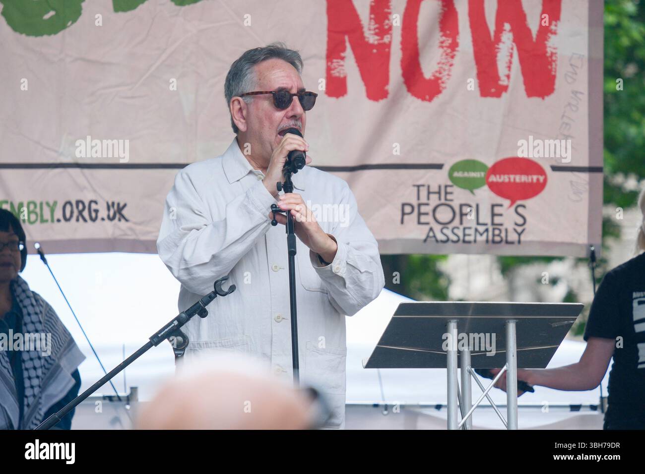 London, Großbritannien. Juni 2025. Die nationale Demonstration der Volksversammlung. Tausende von Menschen marschieren durch das Zentrum Londons und fordern ein Ende der Kürzungen des öffentlichen Dienstes und der Sozialhilfe, während der erste große Anti-austeritätsmarsch unter der britischen Labour-Regierung stattfindet. Die Wahlkampfgruppe People’s Assembly fordert die Regierung auf, „die Reichen und ihren verborgenen Reichtum zu besteuern, um öffentliche Dienstleistungen zu finanzieren“, wobei Gewerkschafter, Gesundheits-, Behinderten-, Wohn- und Sozialaktivisten unter dem Motto „keine Austerität mehr 2,0“ zusammenkommen. Bild: John Rees, Mitbegründer der Stop the war Coalition, spricht über die Kundgebung in Whitehall. Stockfoto