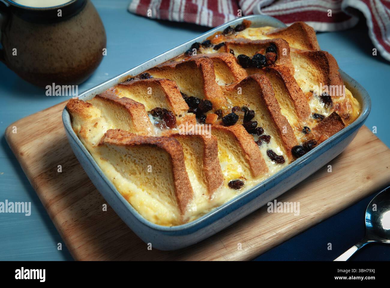 Ein Gericht mit glutenfreiem Brot und Butterpudding Stockfoto