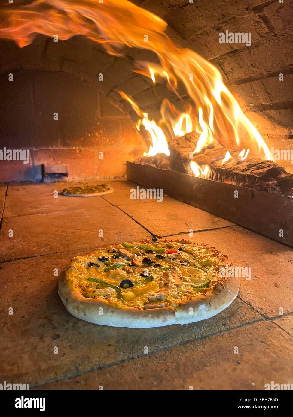 Authentische italienische Pizza, die im Ofen zubereitet oder zubereitet wird Stockfoto