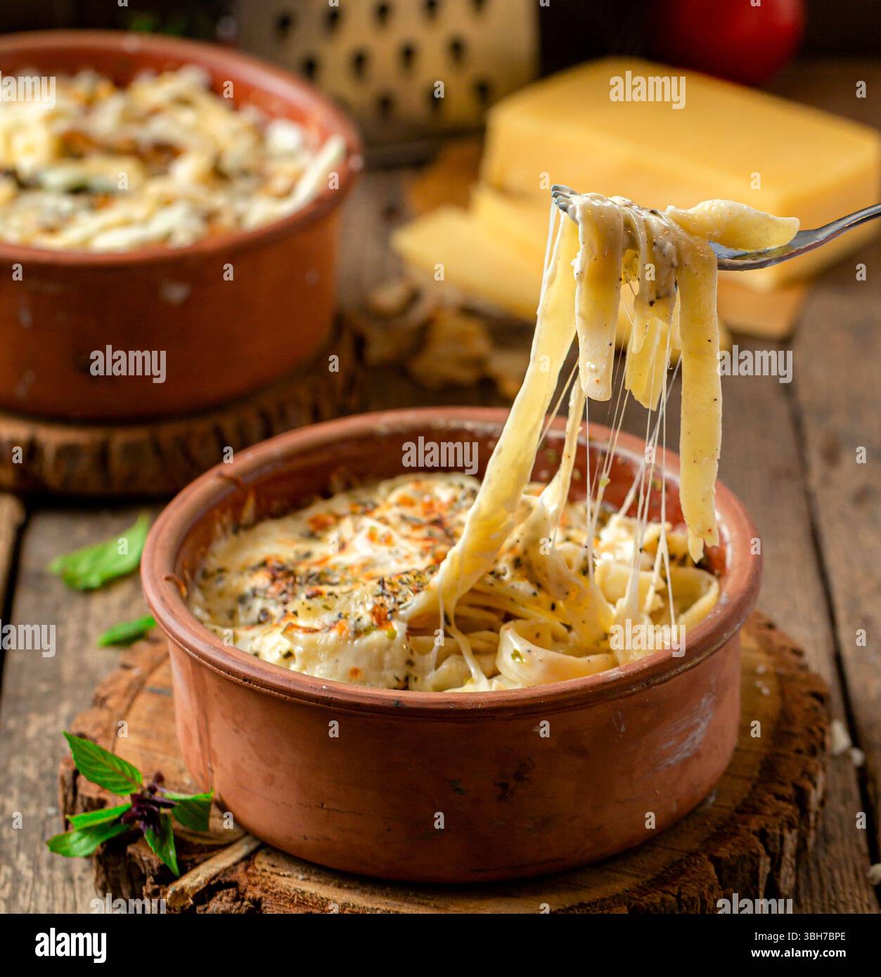 Fettuccine-Pasta mit Sahne und Mozzarella auf hölzernem Hintergrund Stockfoto