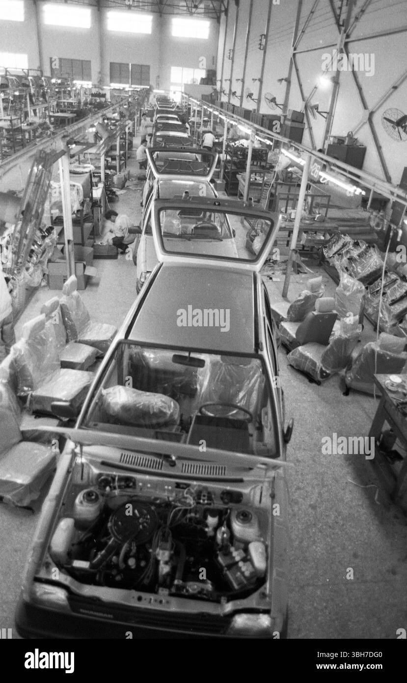 Automotive Assembly Line Production Floor Übersicht Chinesische Chang'an Automobilfabrik Chongqing Manufacturing Plant industrielle Dokumentarfotografie aus den 1990er Jahren Stockfoto