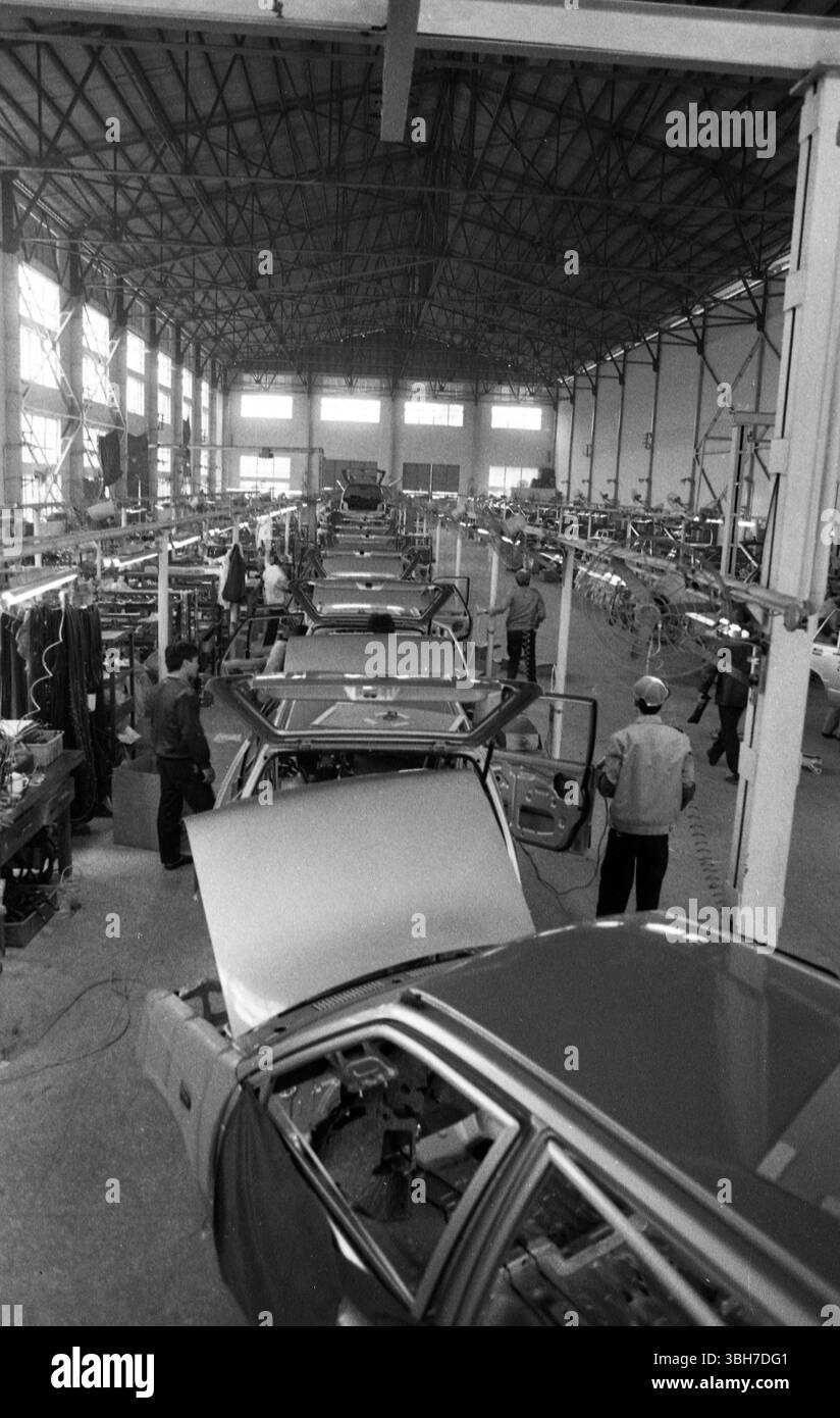 Große Automobilmontageanlage Innenraum der 1990er Jahre Chinesisches Chang'an Automobilwerk Chongqing Industrieproduktion Dokumentarfilm Fotografie Stockfoto