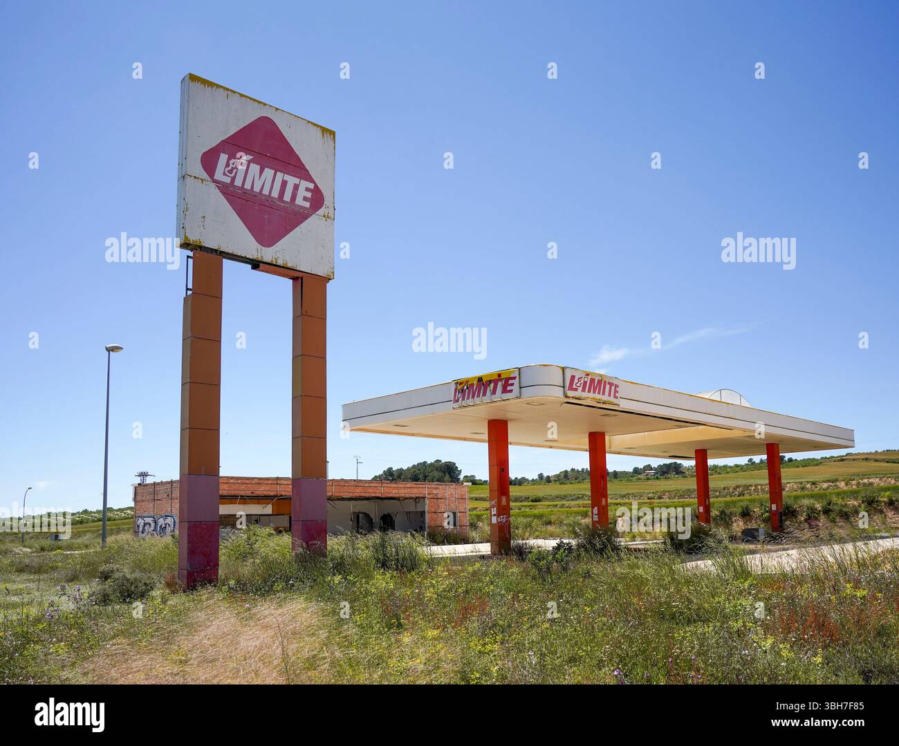 Verlassene Tankstelle im Landesinneren Spaniens. Stockfoto
