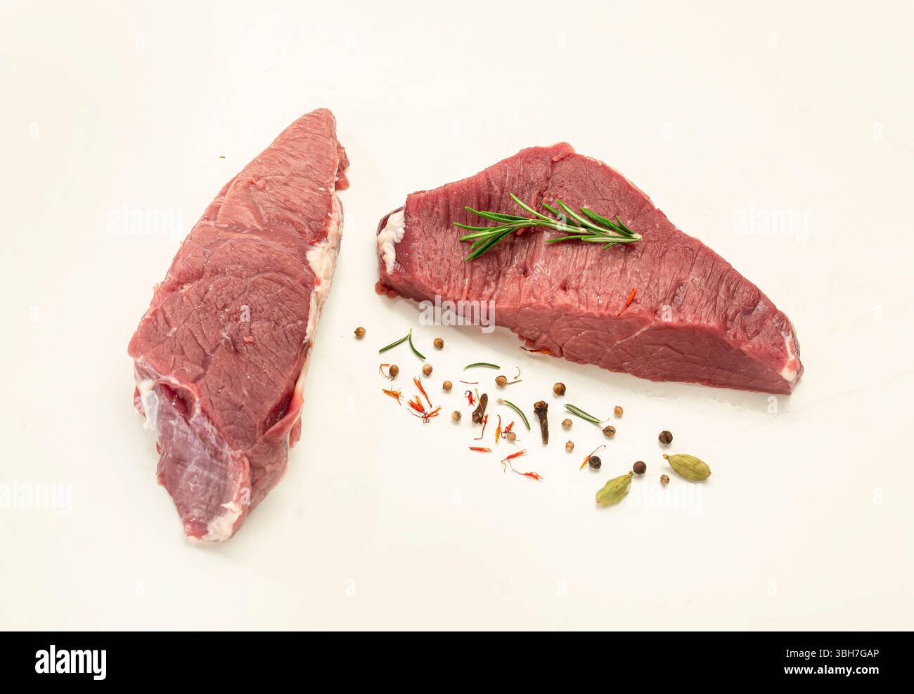 Frisches rohes Kalbfleisch auf weißem Hintergrund. Stockfoto