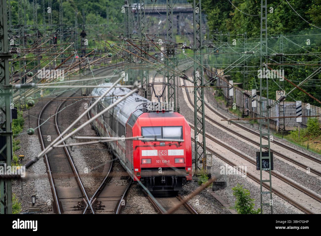IC-Zug, Intercity, auf der Strecke Bochum–Dortmund, bei Dortmund-Marten, mehrgleisige Strecke für nah- und Fernverkehr, Dortmund, N Stockfoto