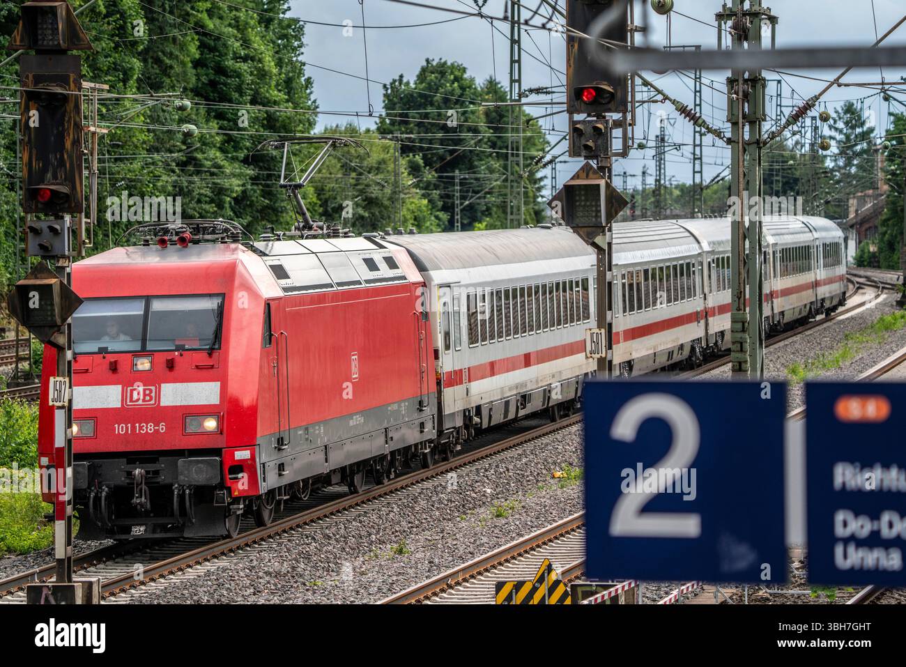IC-Zug, Intercity, auf der Strecke Bochum–Dortmund, bei Dortmund-Marten, mehrgleisige Strecke für nah- und Fernverkehr, Dortmund, N Stockfoto