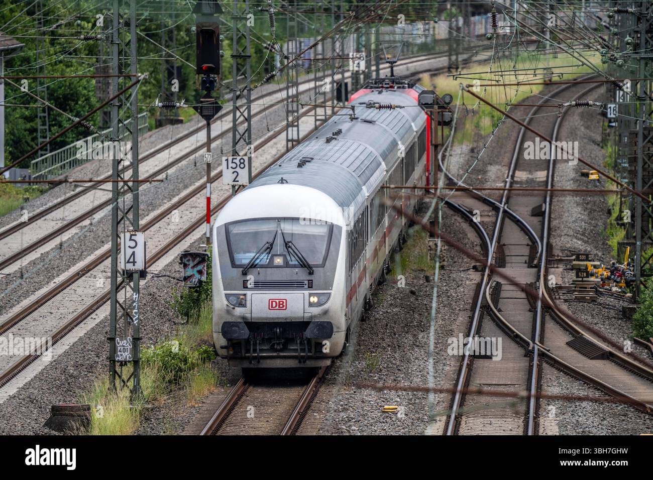 IC-Zug, Intercity, auf der Strecke Bochum–Dortmund, bei Dortmund-Marten, mehrgleisige Strecke für nah- und Fernverkehr, Dortmund, N Stockfoto