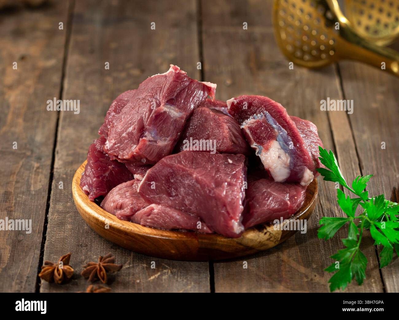 Frisches rotes Kalbfleisch auf Holzoberfläche, fertig zum Kochen. Stockfoto