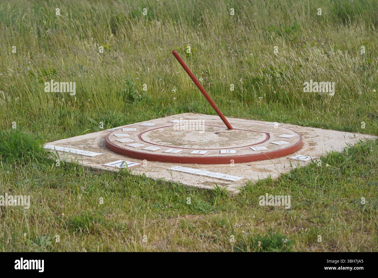 Sundial in einem Feld, Departement Aude, Corbieres, Frankreich. Stockfoto