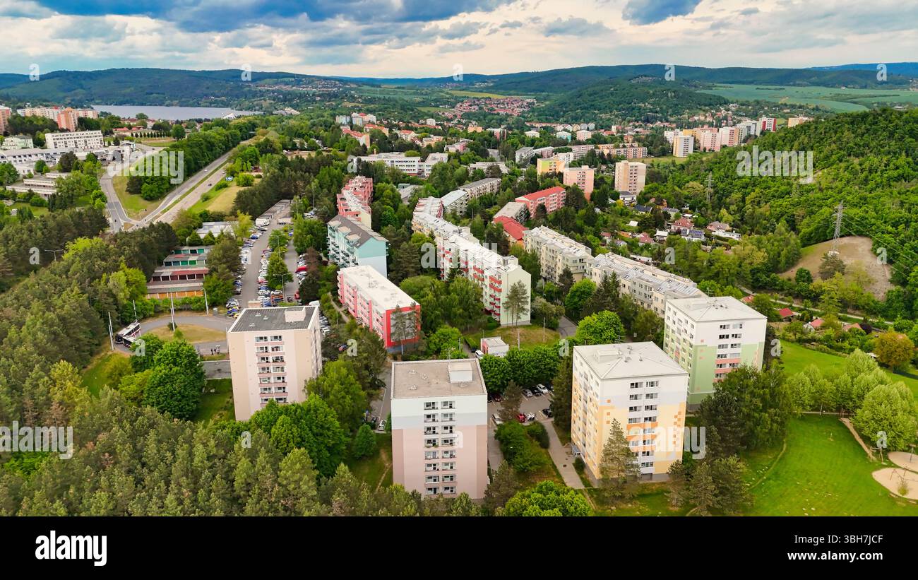 Originale Fertighäuser auf einem Wohngut aus der kommunistischen Zeit in Ost- und Mitteleuropa nach Wiederaufbau. Fassade eines modernen Apartements Stockfoto