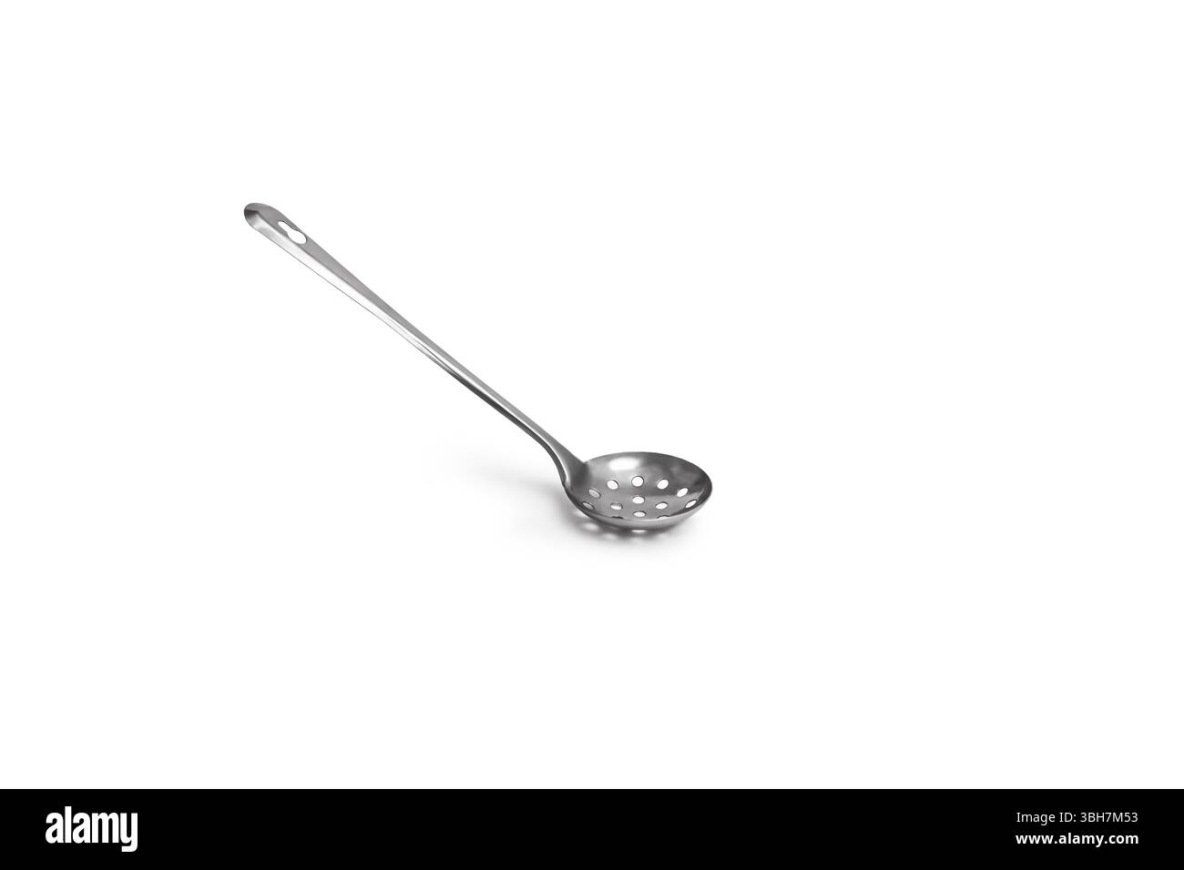 Ein Skimmer Löffel aus Edelstahl mit langem Griff, eine perforierte Schüssel isoliert auf weißem Hintergrund. Ideal zum Abtropfen und Servieren von Speisen wie Pasta oder ve Stockfoto