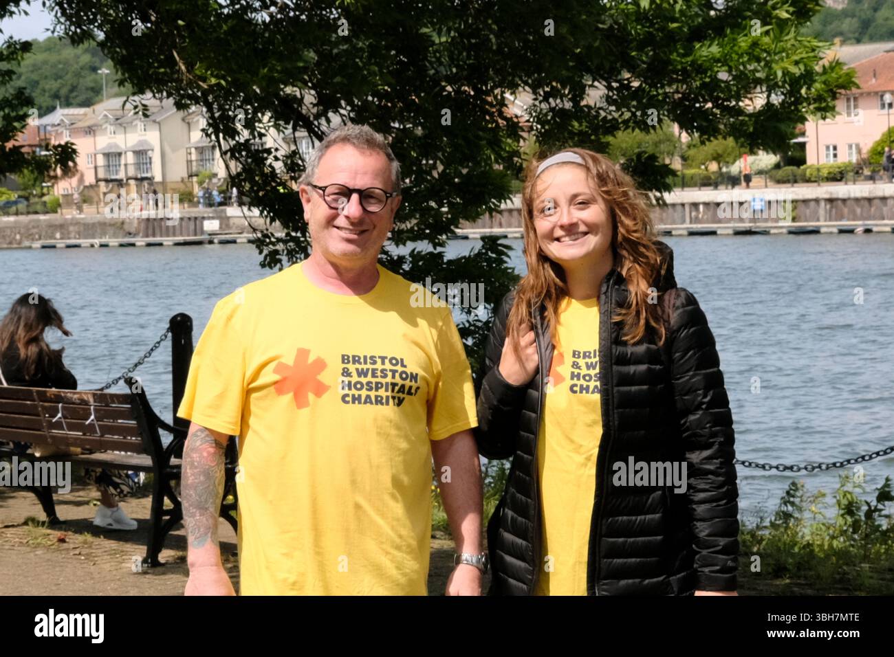Bristol, Großbritannien. Juni 2025. BBC-Star Mark Millar (links) befindet sich am Big Bristol Walk, einem NHS-Wohltätigkeitsspaziergang rund um den Bristol Harbour. Herr Millar wurde kürzlich einer Herzoperation unterzogen. Der 10 km lange Spaziergang rund um den Hafen von Bristol wird von der Bristol and Weston Hospital Charity organisiert, die für zehn Krankenhäuser in der Gegend von Bristol und Weston einen Unterschied machen. Quelle: JMF News/Alamy Live News Stockfoto