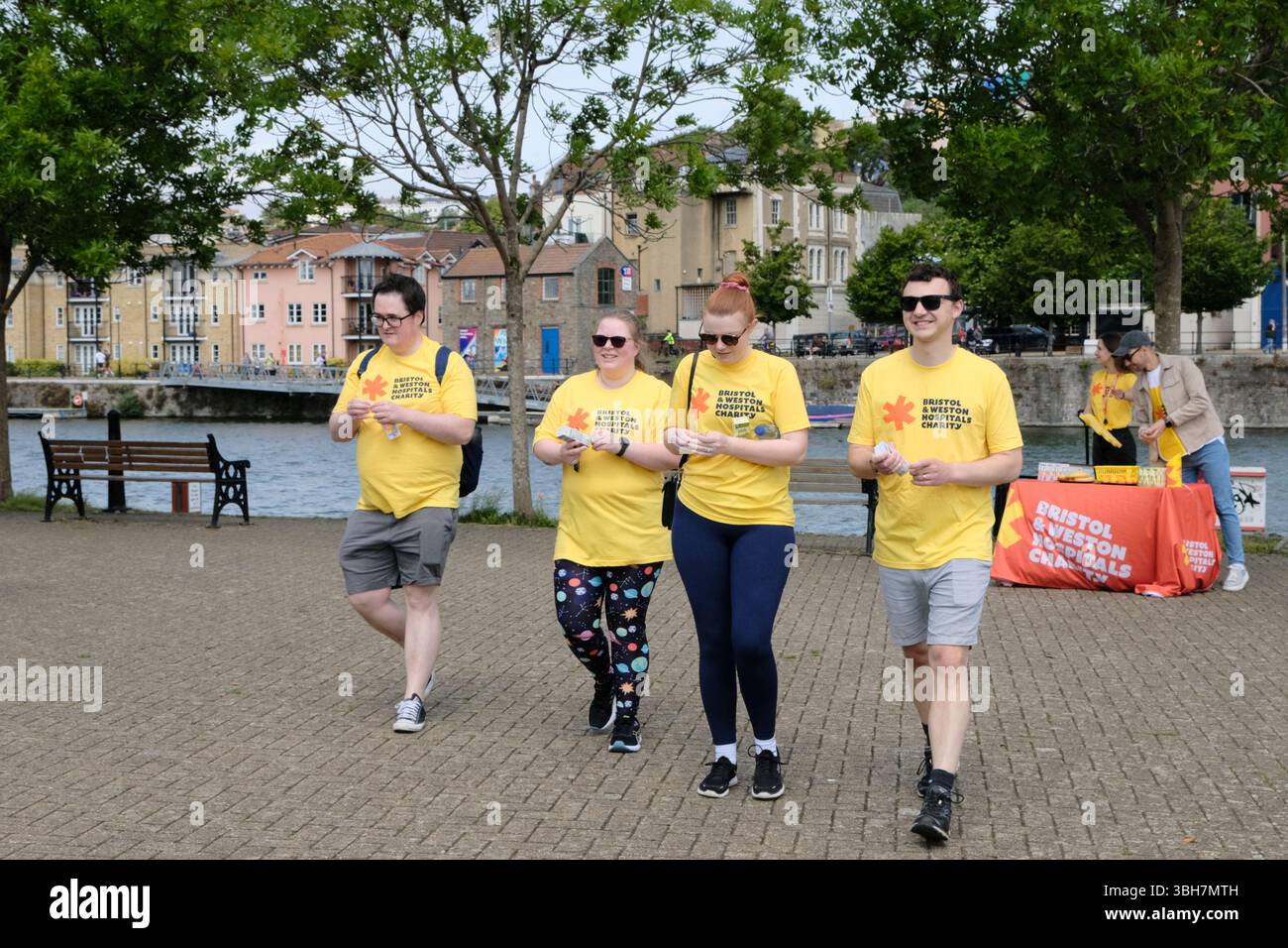 Bristol, Großbritannien. Juni 2025. Teilnehmer am Big Bristol Walk, einem NHS-Spaziergang um den Hafen von Bristol. Der 10 km lange Spaziergang rund um den Hafen von Bristol wird von der Bristol and Weston Hospital Charity organisiert, die für zehn Krankenhäuser in der Gegend von Bristol und Weston einen Unterschied machen. Quelle: JMF News/Alamy Live News Stockfoto