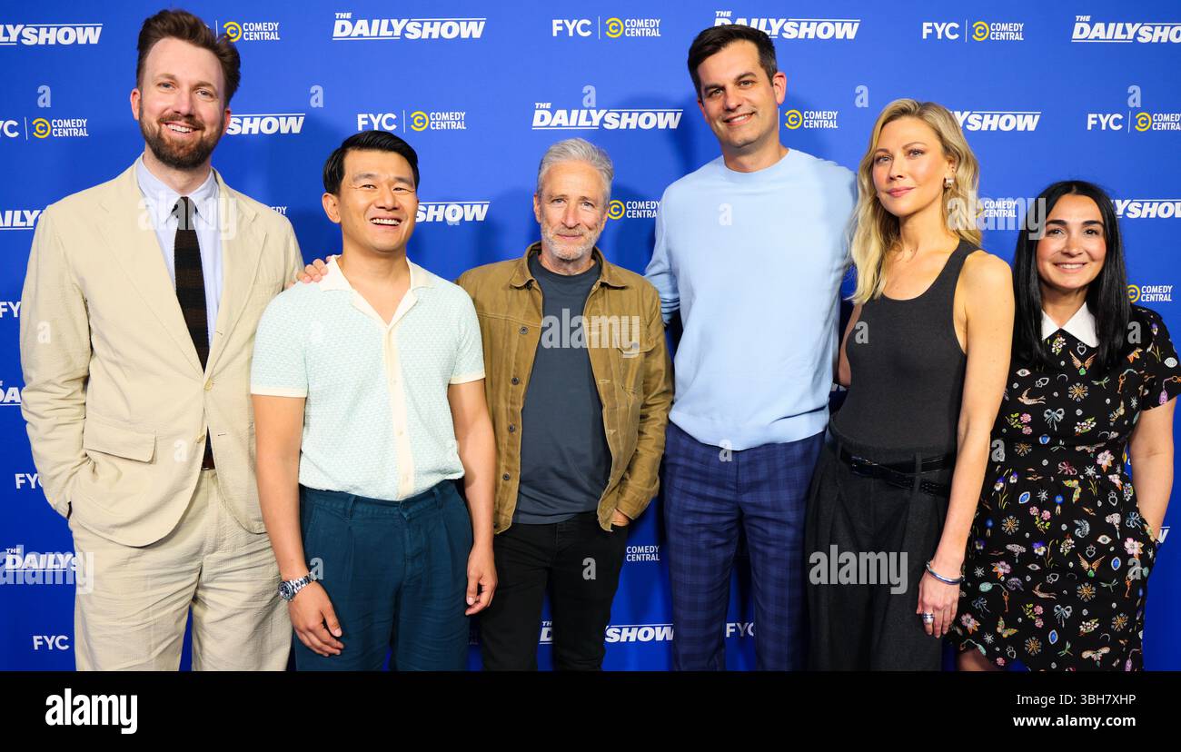Hollywood, CA, USA. Juni 2025. LOS ANGELES, KALIFORNIEN - JUNI 07: (L-R) Jordan Klepper, Ronny Chieng, Jon Stewart, Desi Lydic und Michael Kosta nehmen am 7. Juni 2025 in Los Angeles, Kalifornien, an der offiziellen „The Daily Show“-Vorstellung von Comedy Central im Linwood Dunn Theater Teil. (Kreditbild: © Amy Katz/ZUMA Press Wire) NUR REDAKTIONELLE VERWENDUNG! Nicht für kommerzielle ZWECKE! Stockfoto